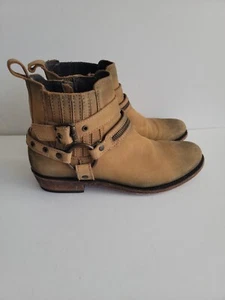 LIBERTY BLACK Beige Distressed Leather Ankle Boots Size 8.5 Zip Buckle - Picture 1 of 10