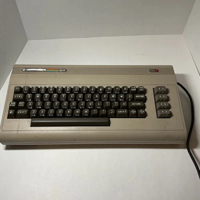 Commodore 64 con cables de alimentación, interruptor de antena de TV, SN coincide con caja enciende Foto 1 de 4