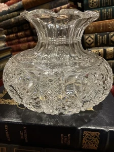 AMERIKANISCHE BRILLANTZEIT: KLEINE HOCKIGE: BLUMENVASE AUS GESCHLIFFENEM GLAS MITTE: ABP - Bild 1 von 8