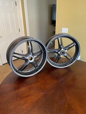 Par de llantas delanteras y traseras negras TRIUMPH Speed Triple 1050 2005 Foto 1 de 4