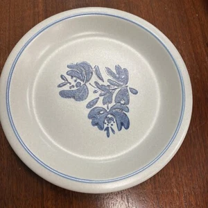 Plato de ensalada vintage Pfaltzgraff Yorktowne Castle Logo 6,75 pulgadas - Imagen 1 de 3