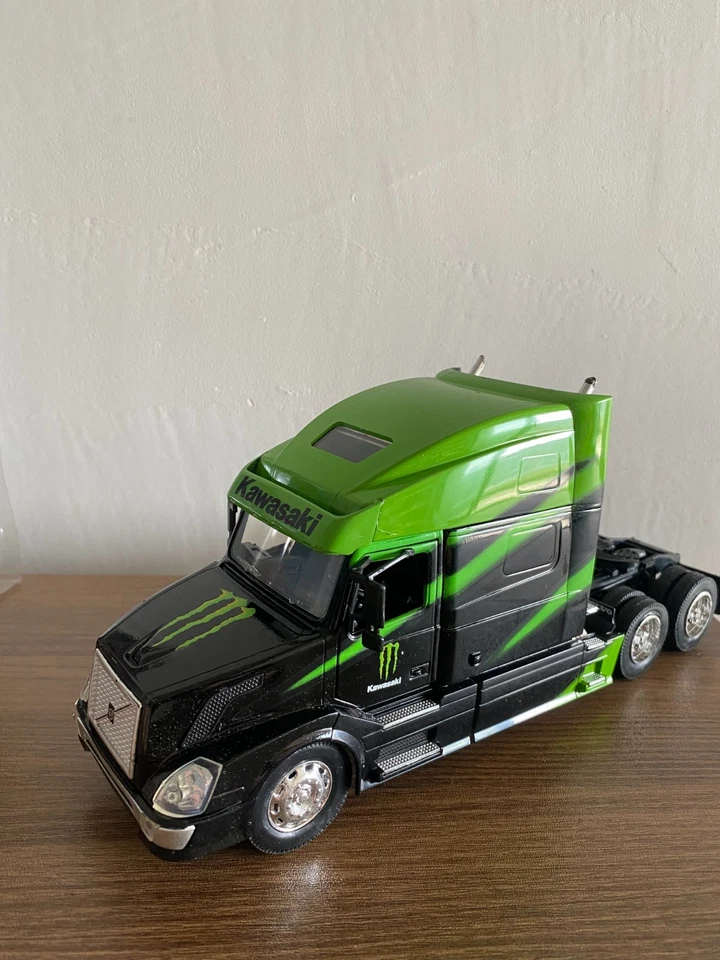 1:32 Volvo Kawasaki  Truck Diecast Model Toy Newray - Image 1 of 4