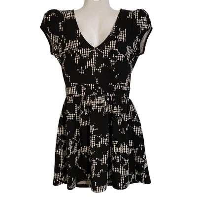 Vestido Three Pink Hearts Trixxi Juniors Talla L LBD Blanco y Negro Cintura Definida Foto 1 de 4