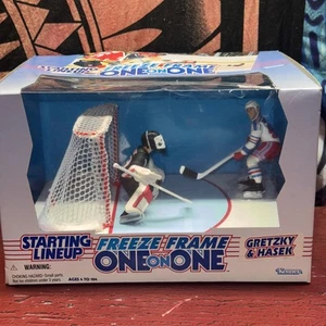 1997 Starting Lineup WAYNE GRETZKY / DOMINIK HASEK Freeze Frame One on One NOS - Picture 1 of 5