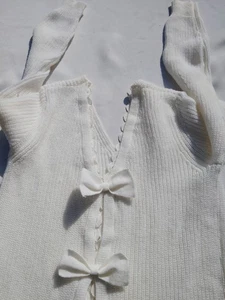 Suéter para mujer mediano blanco con botones de lazo - Imagen 1 de 10