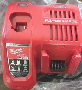 💥CARICABATTERIE RAPIDO MILWAUKEE M12 & M18 12V/18V AGLI IONI DI LITIO MULTITENSIONE - Foto 1 di 9