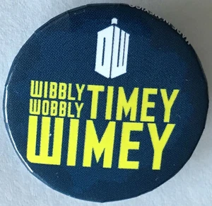 BBC Doctor Dr Who Wibbly Wobbly Timey Wimey 1 1/4" Botón Pin Back Pinback NUEVO - Imagen 1 de 1