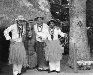 ORIGINAL VINTAGE FOTO Hawaii Marine Matrosen Männer männlich Hula Rock Tiki Hut 50er 50er - Bild 1 von 2