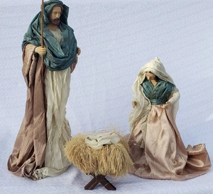 Set Natività Sacra Famiglia 3 Pezzi Gesù Maria 17" Giuseppe Tessuto e Resina o2015 - Foto 1 di 13