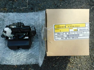 82130 C5000 2016-2020 genuino KIA SORENTO maletero puerta trasera bloqueo pestillo actuador - Imagen 1 de 2