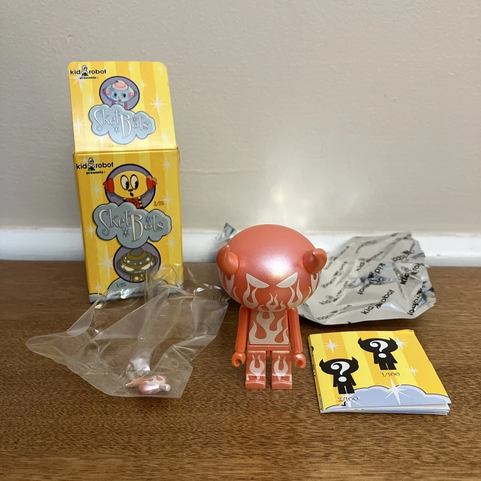 РЕДКАЯ виниловая фигурка Kidrobot SketBots Pink Devil White Flames Chase One ПОЛНАЯ - Изображение 1 из 4