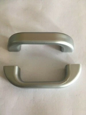 Coppia maniglia maniglie mobili cassetti plastica cromo satinato interasse 64 - Immagine 1 di 3