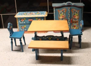 Mueble de muñeca Dora Kuhn vintage mesa 2 sillas armario cofre - Imagen 1 de 16