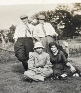 Damen Gruppe Herren Kleidung Portrait Schnappschuss Anfang 1900 Antik Foto - Bild 1 von 9