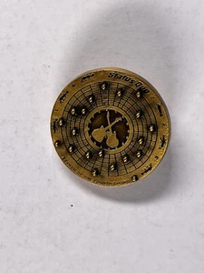 Status Quo Badge Pin In Search Of The Fourth Chord Original Album Original 2007 - Imagen 1 de 12