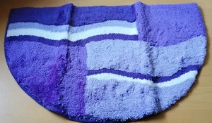 Badeteppich Badematte Duschvorlage lila 80x50 halbrund flauschig NEU - Bild 1 von 2