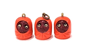 EIN Vintage japanisches Zelluloid Daruma Kobe Charm mit aufklappbaren Augen - Bild 1 von 6