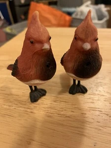 2er Set Kardinalvögel aus Kunststoff, die im Sonnenlicht twittern - Bild 1 von 4