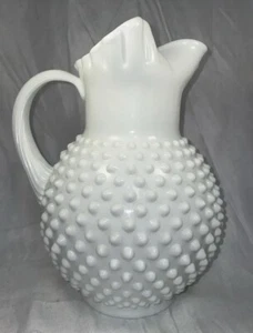 Jarra grande Fenton White Milk Glass Hobnail, labio superior con volantes superior-rara de colección - Imagen 1 de 7