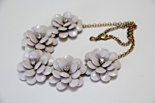 OFF WHITE J Crew Collana in acrilico e strass bianco sporco 20" dichiarazione floreale grossa