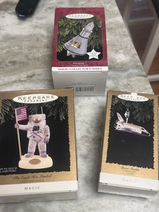 3 ornamenti Hallmark Keepsake NASA: Eagle has Landed & Friendship 7 & Shuttle - Foto 1 di 4