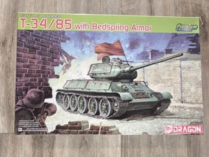 Dragon T34-85 Mod. 1944 Premium Edition, Maßstab 1:35 Bedspring Armor Neu - Bild 1 von 1