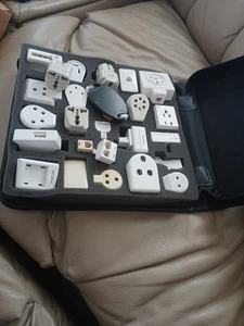 US 25 Stk. Set & Carrier Worldwide Travel Plug Adapter Power Converter Charger  - Bild 1 von 8