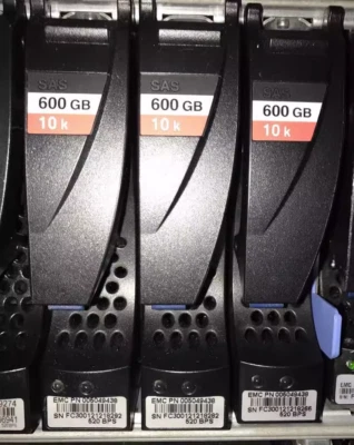 EMC 005049438 VNX5100 5300 600G 10K 2.5"-3.5" V3-VS10-600 hard drive - Image 1 of 2