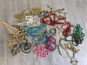 2.4 Pound Lot of Assorted Necklaces- Different Colors and Styled Costume Jewelry - Picture 1 of 12