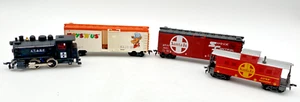 LIFE-LIKE HO TOYS-R-US BOX CAR TRAIN SET SANTA FE ENGINE, CABOOSE & BOX CARS - Picture 1 of 13