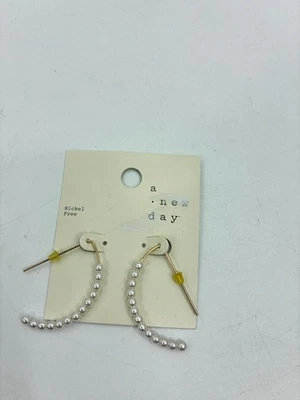 Pendientes de aro de perlas A New Day tono dorado de 1,5 pulgadas sin níquel Foto 1 de 4