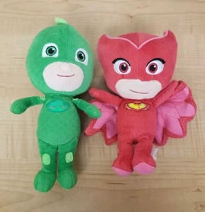 (2) PJ Masks 8" Plush Dolls Lot Red Green Stuffed Toy Lot Owlette Gekko - Imagen 1 de 21