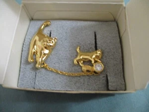 Avon 1996 lapel pin cat swag chain with kitten "Perfect Love" in box - Picture 1 of 5