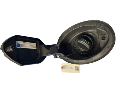 Carcasa de puerta de llenado de combustible usada OEM Alfa Romeo para Giulia 2017-2021 2,0 L tracción trasera Foto 1 de 4