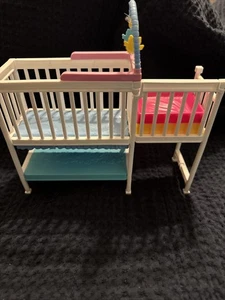 Barbie Skipper Babysitter inkl. Nap n' Nurture Kinderzimmer Krippe Wickeltisch Mobile - Bild 1 von 9