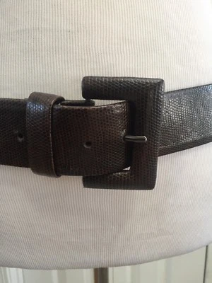 Cinturón Betsey Johnson 1,75” ancho marrón imitación cuero L excelente Foto 1 de 4