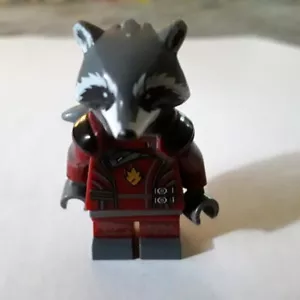 LEGO Minifigure Rocket Raccoon - Dark Red Outfit, Dark Bluish Gray Head - sh090 - Picture 1 of 2