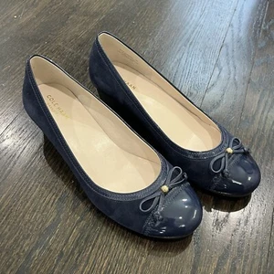 Cole Haan Elsie Wedge Pump Women’s 9 Navy Blue Suede Patent Leather Cap Toe Bow - Picture 1 of 7