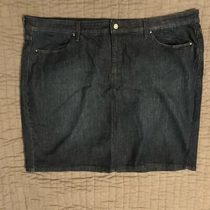 Levi's Denim Skirt Size 24 Plus Dark Wash Red Tag Perfectly Shaping - Picture 1 of 4