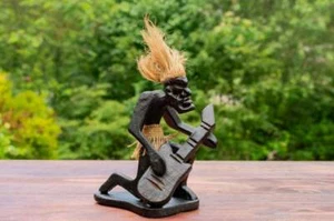 Guitarrista tribal primitivo tallado a mano de madera Tiki estatua barra figura de guitarra -C - Imagen 1 de 5