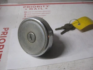 VINTAGE USED LOCKING GAS CAP W/KEYS HOTROD RATROD - Picture 1 of 4