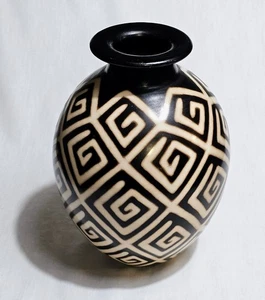 Peruvian Pottery Vase Chulucanas Terra-Cotta Clay 10” SIGNED Luis Salas - Picture 1 of 6