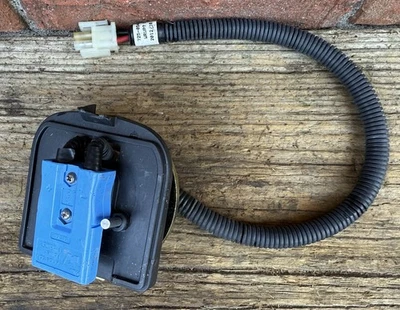 Cub Cadet RZT-S42 充电端口插头 925-04187 带安装板 703-08909 — 第 1/4 张图片