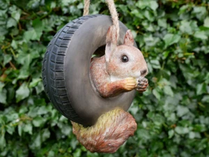 Squirrel Tyre Tree Hanging Garden Ornament Statue Sculpture Resin Decoration - Picture 1 of 24