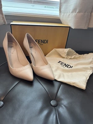 Tacones de aguja Fendi nude talla 37, EN EXCELENTE ESTADO, viene con caja y bolsa antipolvo Foto 1 de 4