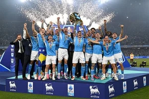 SSC Napoli - League Champions Trophy Celebration - Sports Fans - POSTER 20"x30" - Picture 1 of 3
