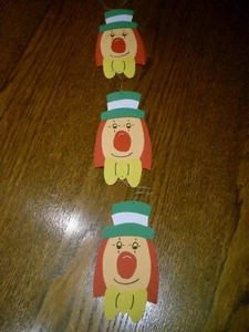 Fensterbild - Kette Tonkarton basteln Deko Karneval Clown grün Hut Schleife gelb - Bild 1 von 1