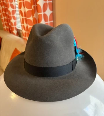 VTG MEN'S GREY FUR FELT FEDORA HAT- BILTMORE CANADIAN W/FEATHR & PIN- SIZE 7 - Image 1 of 4