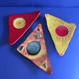 CERAMIC ART VOTIVE TRIANGLES IN RED, YELLOW & ORANGE SIGNED DERECK VOIEN. - Picture 1 of 12