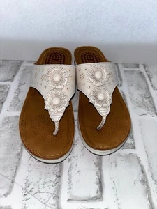 Eur Gr. 39 / 7,5 Damen Sandalen weiß. Verzierter Tanga 1,5" Keilabsatz gepolstert - Bild 1 von 8